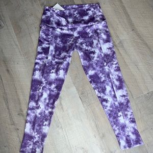 PLUM ACTIVE CAPRI- NWT- Size medium